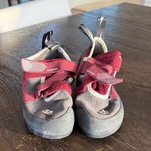 Kids Climbing Shoes - Red and Gray